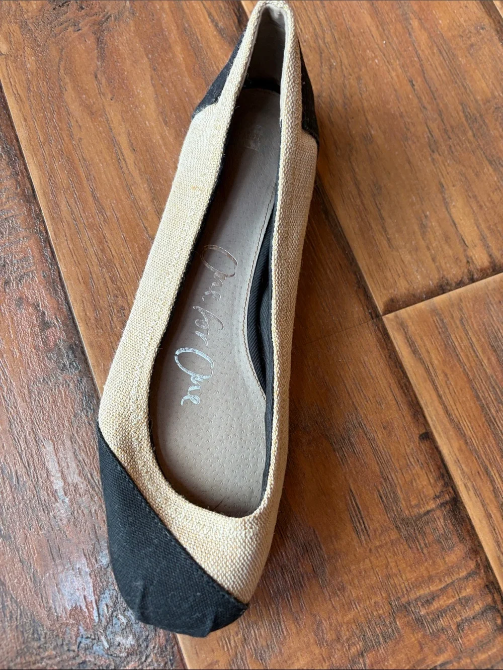 Toms Two-Tone Tan and Black Ballet Flats - Size 9